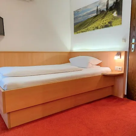 Gaestehaus Ferk - Fruehstueckspension, 招待所 4*